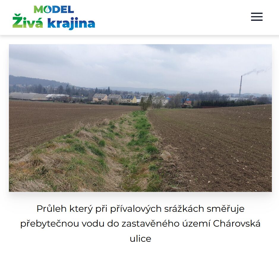 Průleh který při přívalových srážkách směřuje přebytečnou vodu do zastavěného území Chárovská ulice